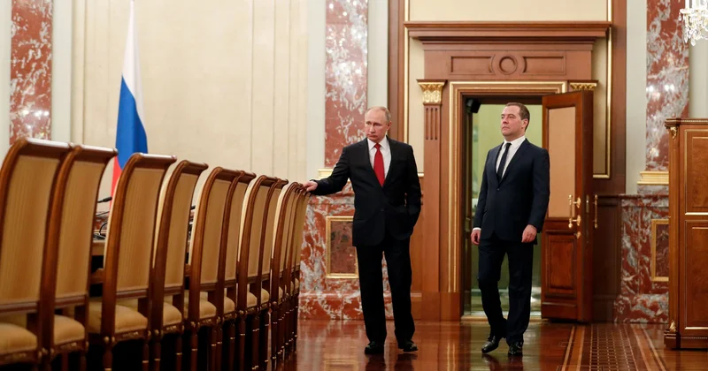 Medvedev Putinlə birləşir
