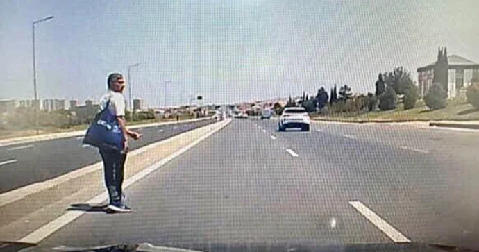 Yolun ortasıyla gedən piyada qəfil maşının önünə çıxdı, sürücü.. ANBAAN VİDEO