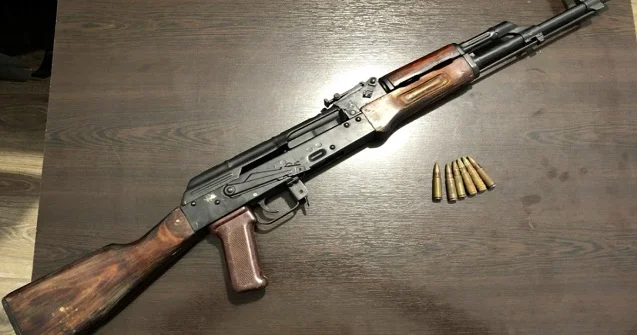 Bakıda maşından və evin qarşısından avtomat tapıldı