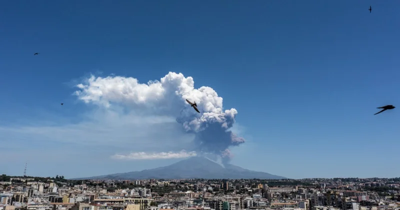 Etna dağı tüstü və kül püskürür