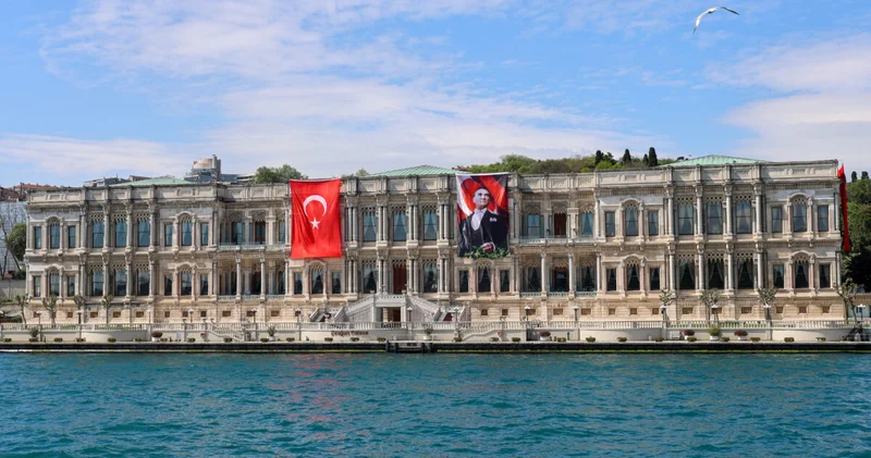 Jurnalistlər İstanbulda Çırağan Sarayının girişində toplaşmağa başlayıb