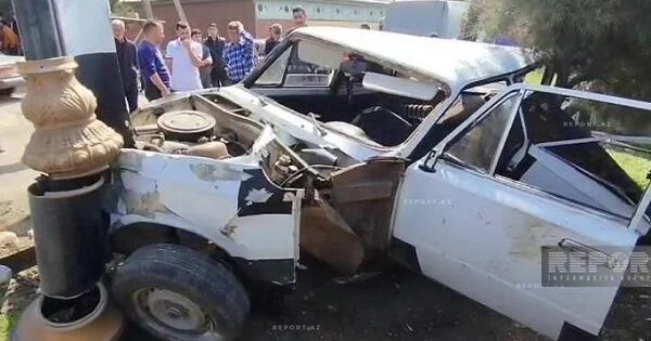 Maşın işıq dirəyinə çırpıldı: 1 ölü, 3 yaralı KONKRET