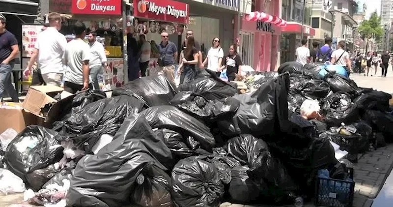 İzmirdə işçilər tətil elan etdi, bələdiyyə sədri zibil yığdı Video