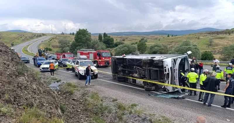 Türkiyədə mikroavtobus aşdı: 2 ölü, 15 yaralı