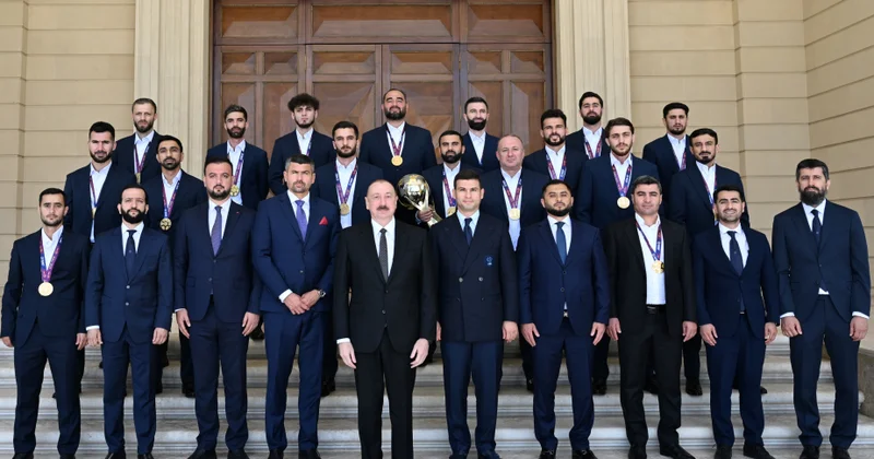 Prezident İlham Əliyev minifutbol üzrə dünya çempionatının qalibi olan Azərbaycan milli komandasının üzvlərini qəbul edib YENİLƏNƏCƏK