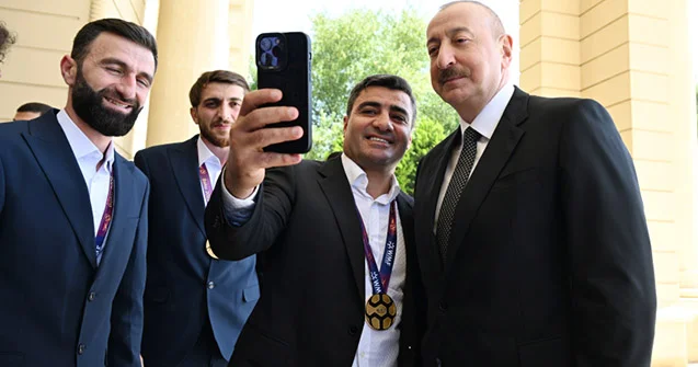 Prezidentin qalib futbolçularla görüşündən Fotolar