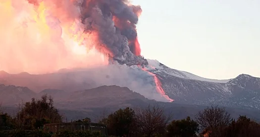 Siciliyada Etna dağı püskürür