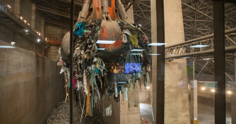 Elektrik enerjisi, plastik vedrə, süfrə Zibildən daha nələr əldə etmək olar? Balaxanıdan REPORTAJ