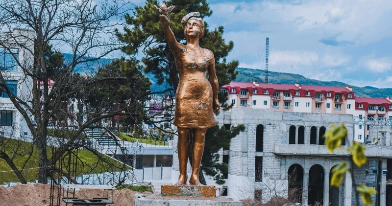 Uşaq qatillərinin Xankəndidə “Sülh göyərçinli qız” heykəli: Aqibət