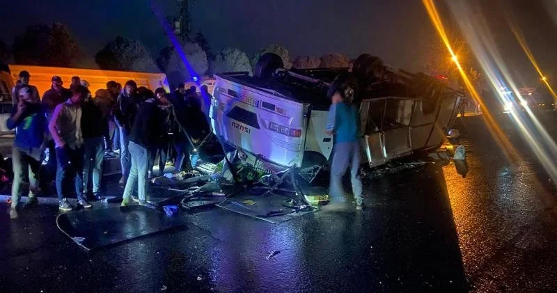 Türkiyədə işçiləri daşıyan mikroavtobus aşıb