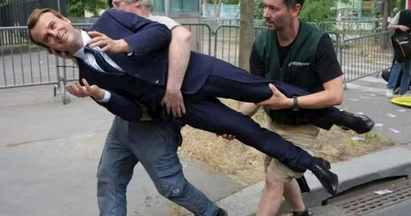 “Greenpeace” fəalları Makronun heykəlini oğurladı
