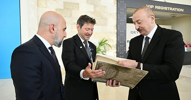 Prezidentə o kitab hədiyyə edildi Foto