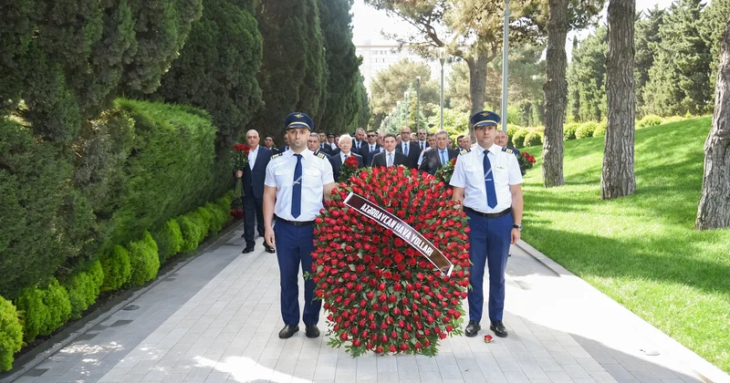 AZAL kollektivi Fəxri xiyabanı ziyarət edib FOTOLAR