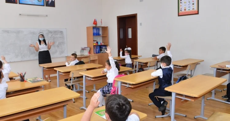 “EdTech”nin pərdəarxası: rəqəmsal hesabatlar Azərbaycanda ibtidai məktəbi necə məhv edir?