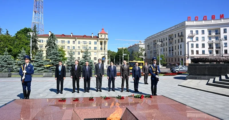 Samir Şərifov Minskdə Qələbə abidəsini ziyarət edib