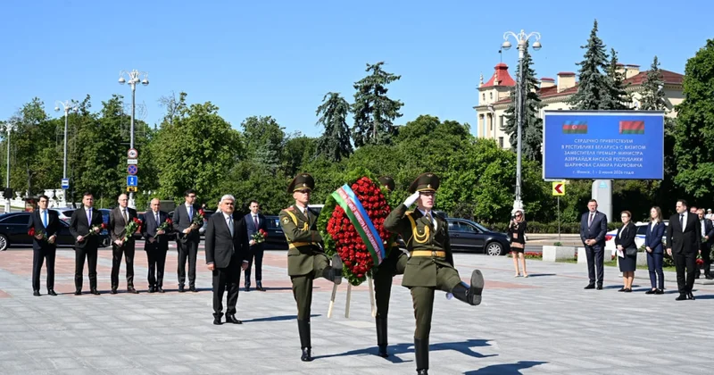 Azərbaycan nümayəndə heyəti Minskdə Qələbə abidəsini ziyarət edib