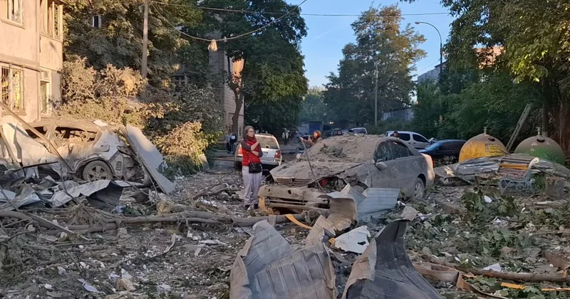 Kiyevə hava zərbələri zamanı yaşayış binaları dağılıb AZƏRTAC ın hadisə yerindən FOTOREPORTAJI