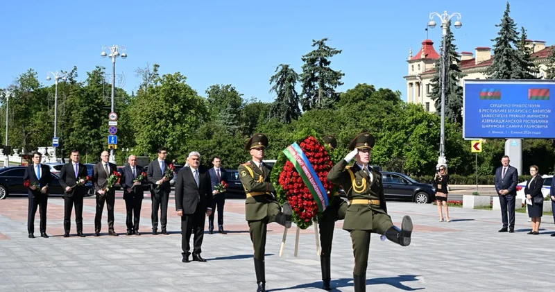 Заместитель премьер министра посетил Монумент Победы в Минске (ФОТО)