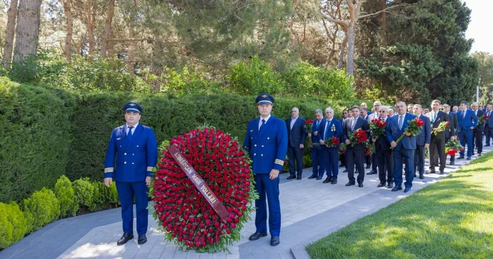 AZAL kollektivi Fəxri xiyabanı ziyarət edib FOTOLAR