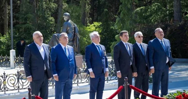 AZAL kollektivi və mülki aviasiyanın digər nümayəndələri Fəxri xiyabanı ziyarət edib