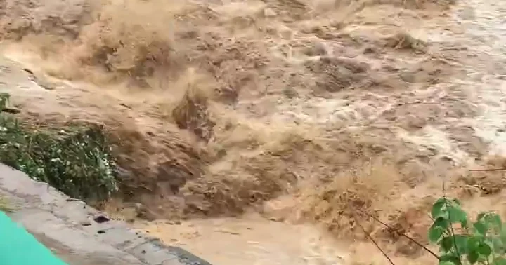 Мощные ливни вызвали наводнения в Китае ВИДЕО