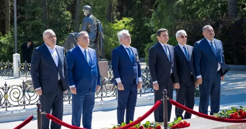 AZAL kollektivi və mülki aviasiyanın digər nümayəndələri Fəxri xiyabanı ziyarət edib