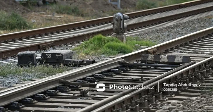 В Баку поезд насмерть сбил молодого человека