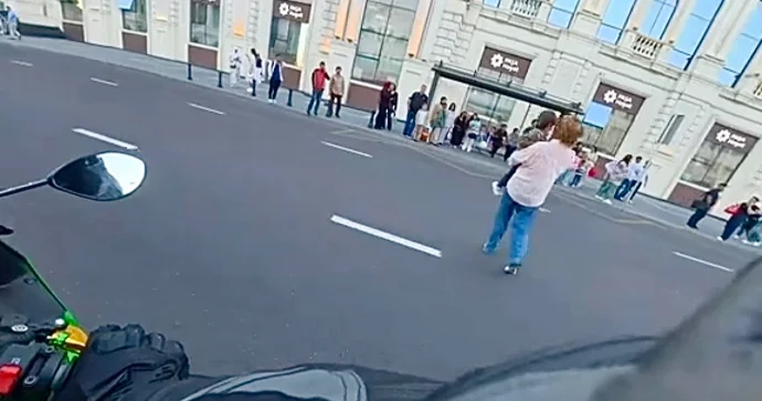 Qucağında uşaqla yolu keçən piyada zəncirvari təhlükə yaratdı VİDEO