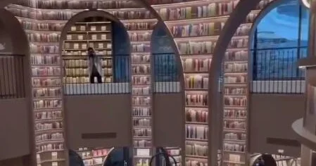 "Бесконечный" книжный магазин открыли в Китае ВИДЕО