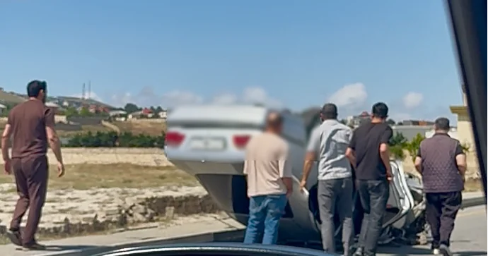 Novxanı Pirşağı yolunda “Mercedes” aşdı VİDEO