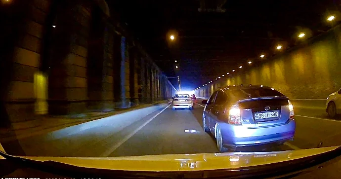 Qaydaları saymayan “Prius” sürücüsü tuneldə təhlükə yaratdı VİDEO