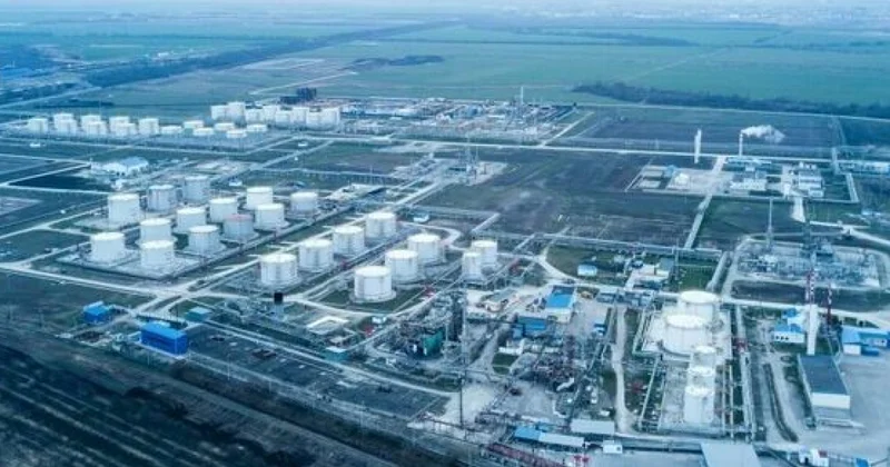 Атака беспилотника: в Краснодаре горит нефтезавод
