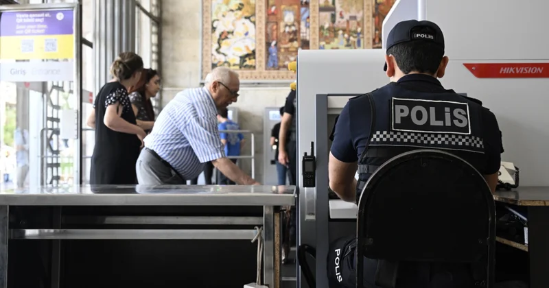 “Vətəndaş, zəhmət olmasa, əlinizdəki əşyanı cihaza yerləşdirin...” Metro polislərinin bir günü REPORTAJ