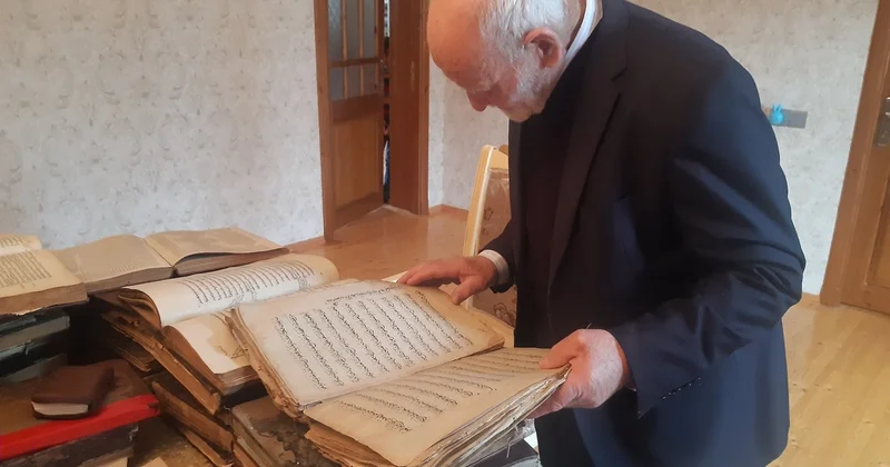 Biləsuvarda 87 yaşlı kişi evində 500 yaşlı kitabları qoruyur