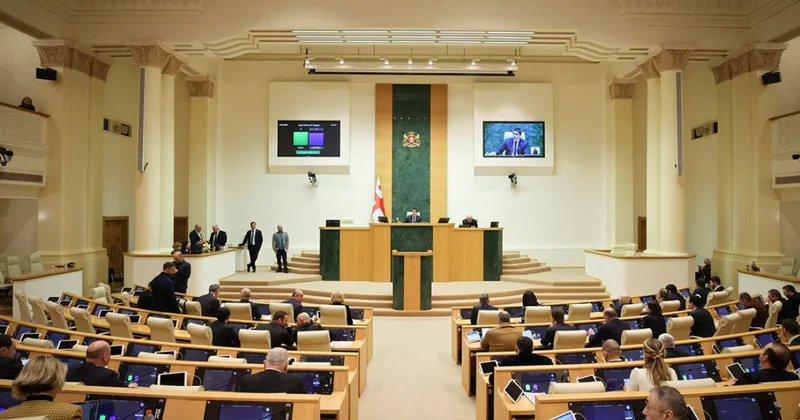 Депутатов оппозиционной партии в Грузии лишили мандатов