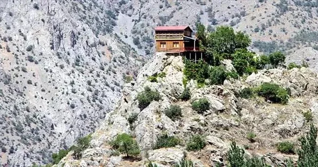 Görənləri heyrətə salır: 2 ilə tamamladı, şəhərin simvoluna çevrildi