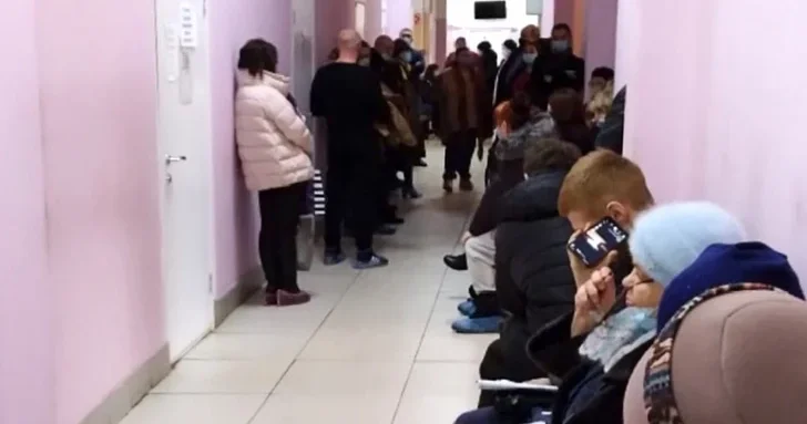 Очереди в медучреждениях все еще остаются проблемой: когда заработает онлайн запись по всей стране?