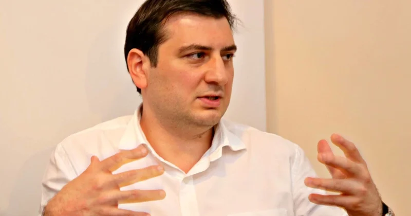 Азеру Гасымлы не разрешили выйти из стеклянной клетки