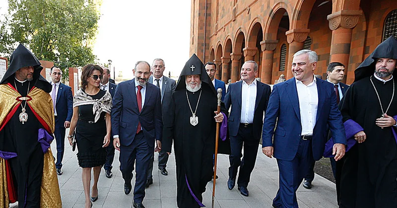 Пашинян пригрозил увольнениями и судом сотрудникам Самвела Карапетяна