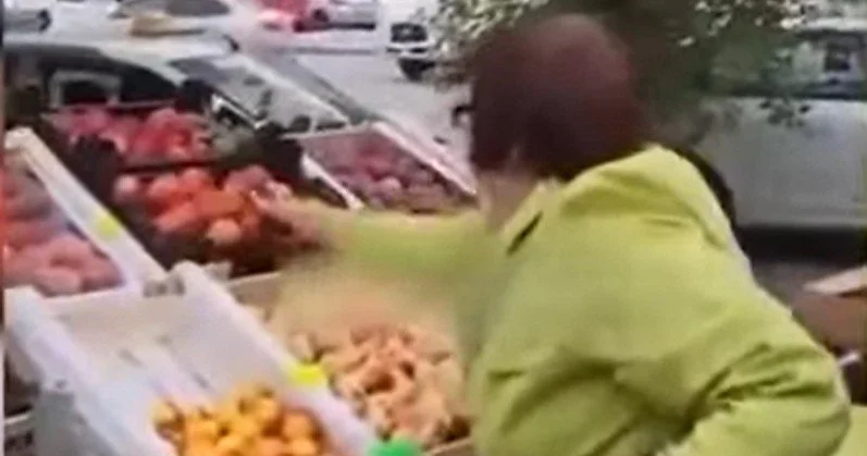 Yekaterinburqda ruslar həbs olunan miqrantların satdıqları meyvə tərəvəzi taladılar VİDEO