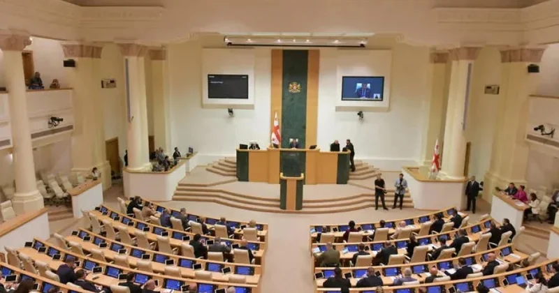Gürcüstan parlamenti müxalif partiyanın deputatlarının mandatlarını ləğv edib