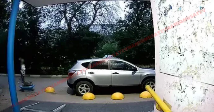 Binanın girişində park edilən avtomobilə od vurub yandırdı; cinayət işi açıldı VİDEO