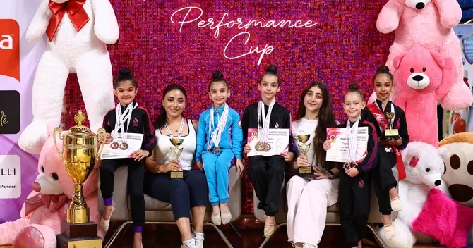 8 yaşlı Elif İstanbuldan qızıl medalla döndü