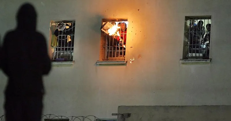 Yunanıstanda məhbuslar qiyama qalxıb Həbsxana yandırılıb