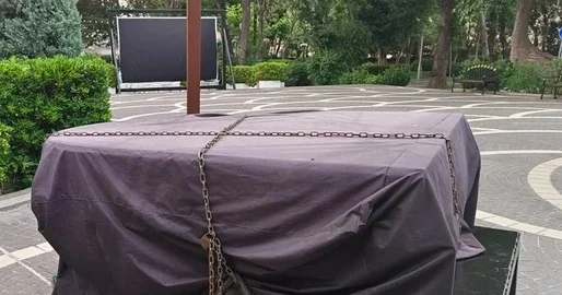 Музыка в цепях: почему рояль в саду Филармонии оказался под замком?