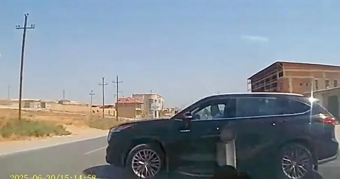 Yola baxmadan çıxan sürücü soldan gələn “Opel”lə toqquşdu ANBAAN VİDEO