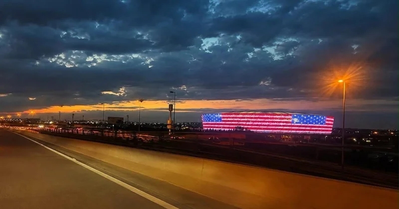Bakı Olimpiya Stadionu ABŞ bayrağının rəngləri ilə işıqlandırılıb