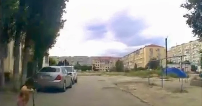 Blokdan çıxan azyaşlı qız skuterlə avtomobilə çırpıldı VİDEO