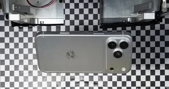 В сеть утекло видео с испытаний iPhone 18 Pro на прочность