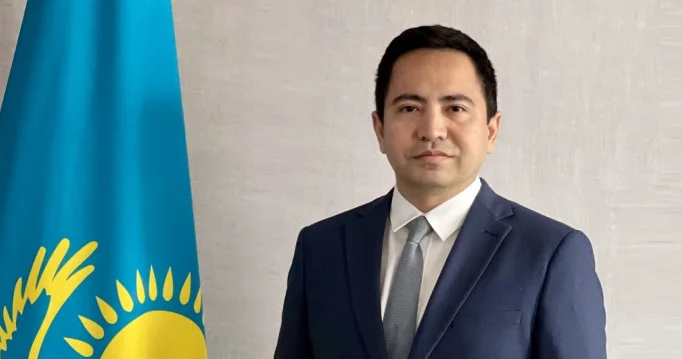 Qazaxıstanın Azərbaycandakı səfirinə yeni diplomatik rütbə verilib